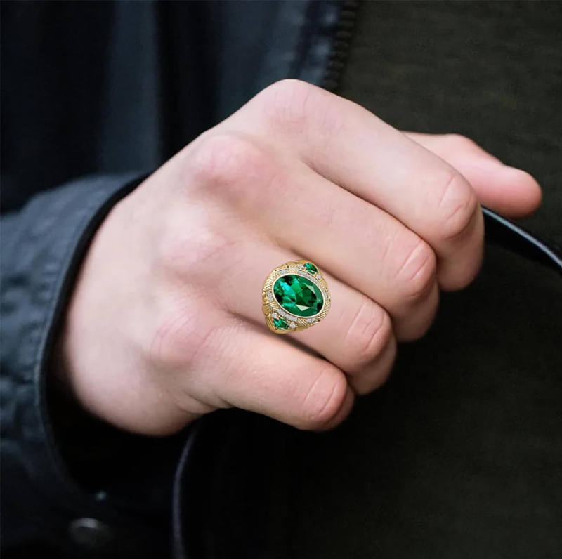 Eleve su estilo con nuestro exquisito anillo para hombres en oro rosa de 18K, diseñado en un elegante estilo halo que presenta un deslumbrante diamante creado en laboratorio como piedra central, hermosamente complementado por vibrantes piedras laterales de esmeralda creadas en laboratorio. Este lujoso anillo combina perfectamente sofisticación con sostenibilidad, siendo una opción ideal para el hombre moderno que aprecia tanto la elegancia atemporal como la artesanía ética.-2
