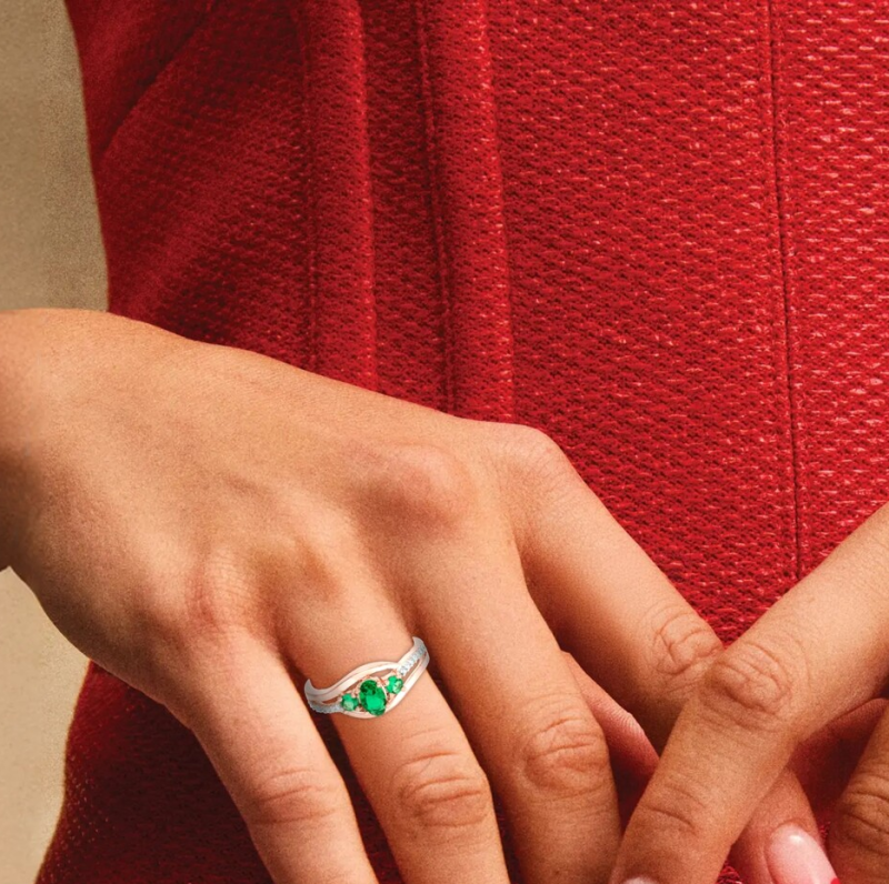 Anillo de compromiso de tres piedras con diseño abierto, en oro rosa de 10 quilates, con esmeralda creada en laboratorio de talla ovalada y diamantes naturales de 0,05 quilates en total.-2