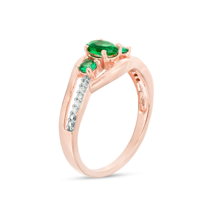 Anillo de compromiso de tres piedras con diseño abierto, en oro rosa de 10 quilates, con esmeralda creada en laboratorio de talla ovalada y diamantes naturales de 0,05 quilates en total.-3