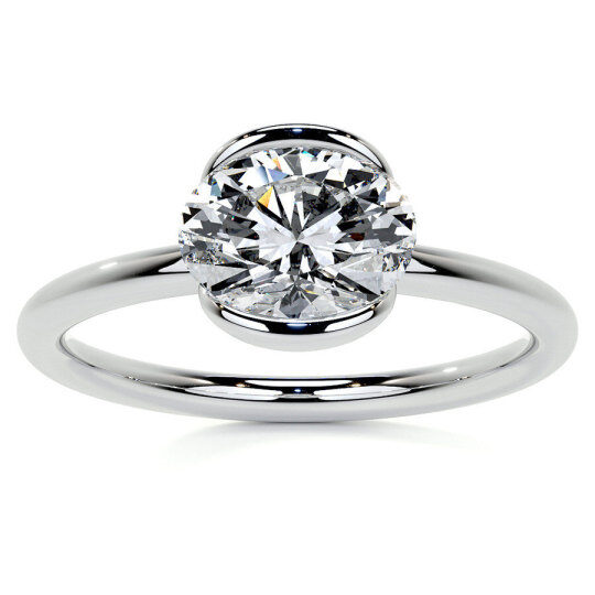 Anillo de compromiso solitario de moissanita de corte ovalado en oro blanco de 10 quilates