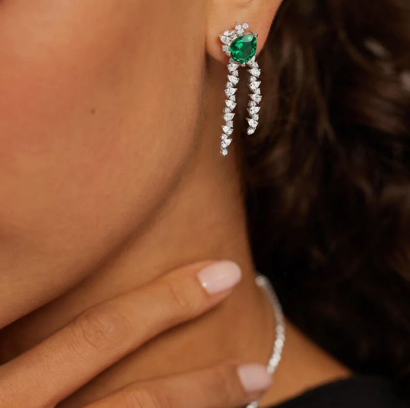 Pendientes colgantes de platino con esmeralda talla pera y diamantes de 1,9 quilates en total-2