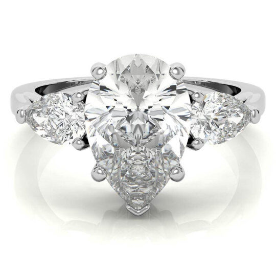 Anillo de compromiso de oro blanco de 10 quilates con tres piedras de moissanita talla pera