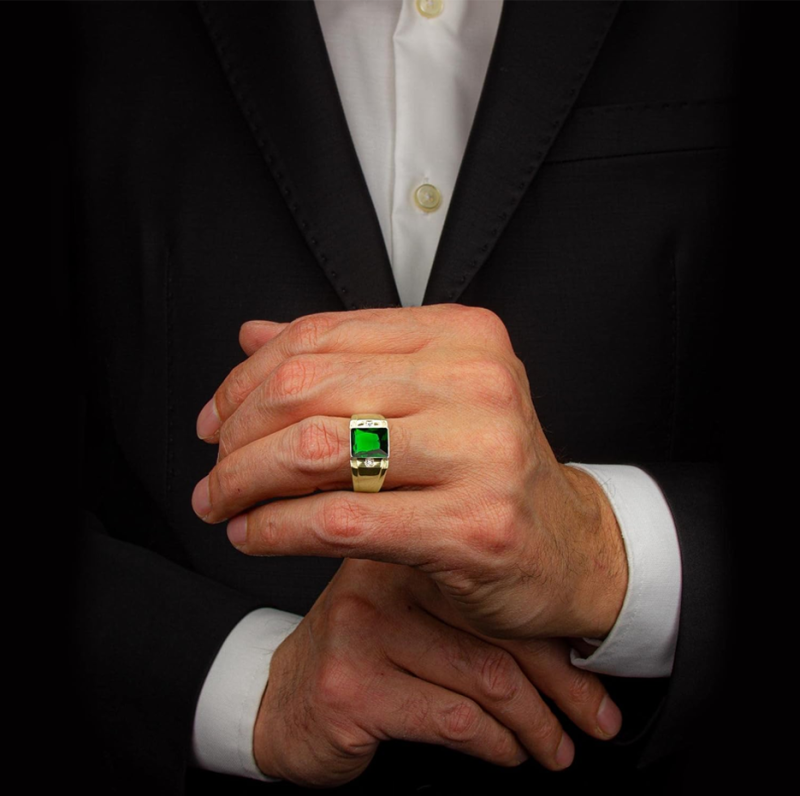 Anillo de oro blanco de 10 quilates con esmeralda talla princesa y dos diamantes. Anillo de tres piedras. Regalo perfecto para él. Joyería fina para hombre.-3