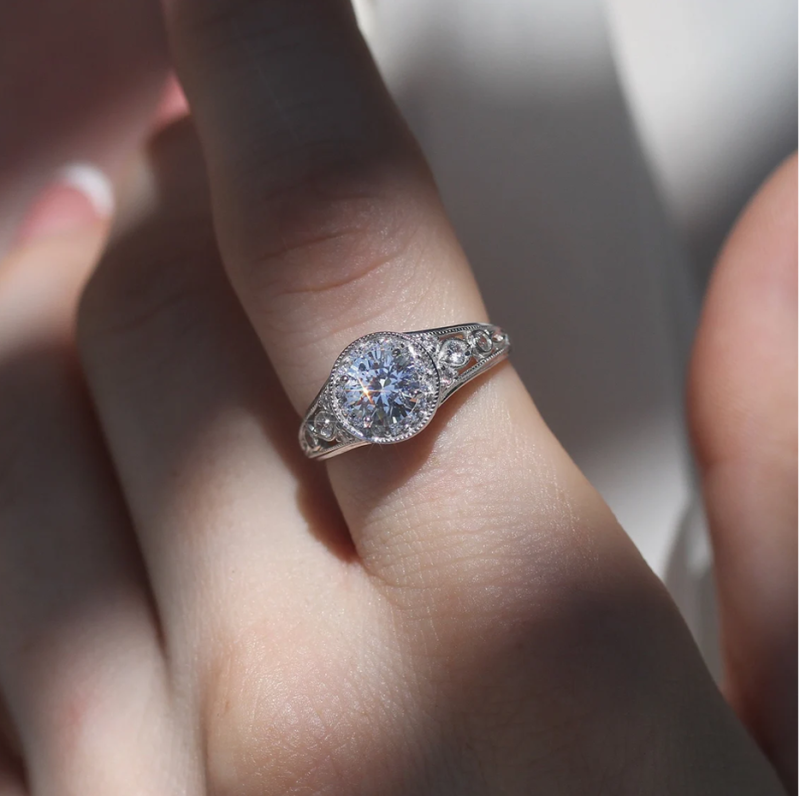 Złota 18-karatowa obrączka z okrągłymi diamentami w szlifie vintage halo filigree milgrain kolor D czystość VVS-VS 3EX certyfikat IGI-2