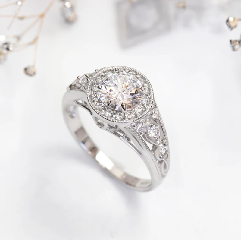 Złota 18-karatowa obrączka z okrągłymi diamentami w szlifie vintage halo filigree milgrain kolor D czystość VVS-VS 3EX certyfikat IGI-4