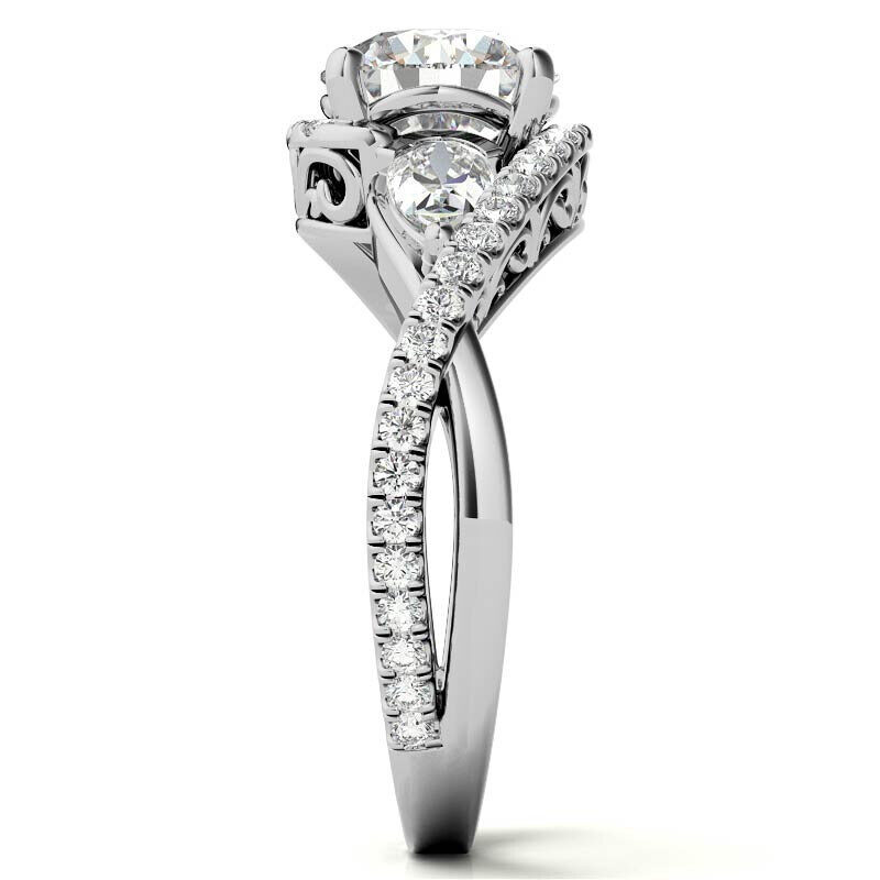 Anillo de compromiso de platino con tres piedras de moissanita de talla redonda-7