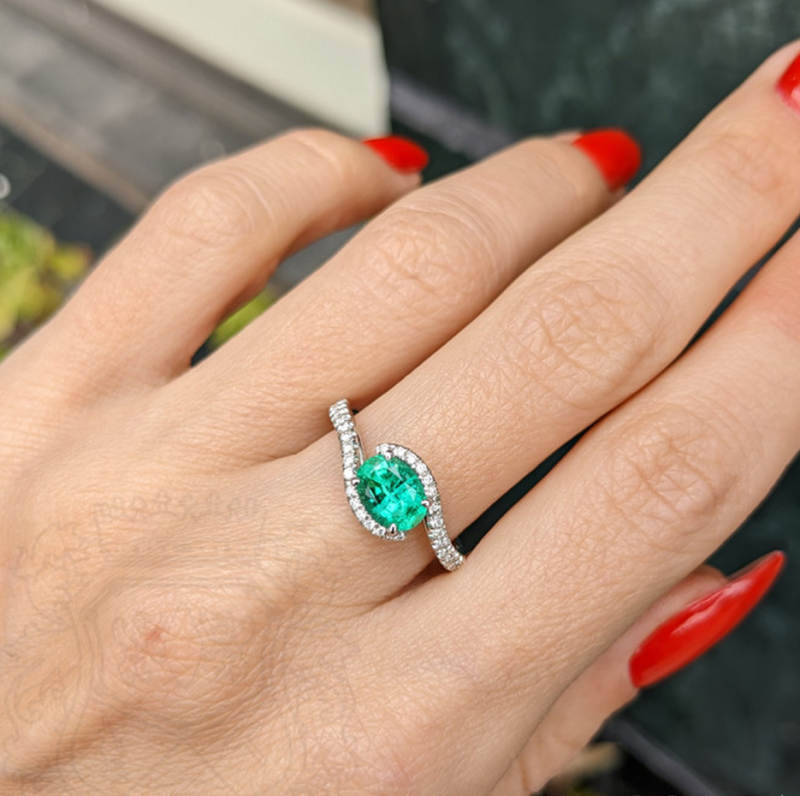 Anillo personalizado del Ojo de Horus en oro rosa de 10 quilates con esmeralda talla ovalada de 2 a 7 quilates y pavé de diamantes naturales redondos de 0,2 quilates.-2