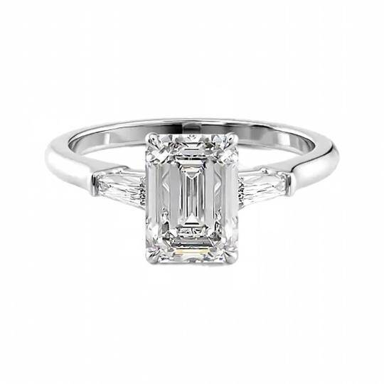 Anillo de compromiso personalizado de oro blanco de 10 quilates con diamante cultivado en laboratorio de talla esmeralda de 1 a 3,5 quilates, color D, claridad VVS1-VS1, certificado por IGI 3EX.