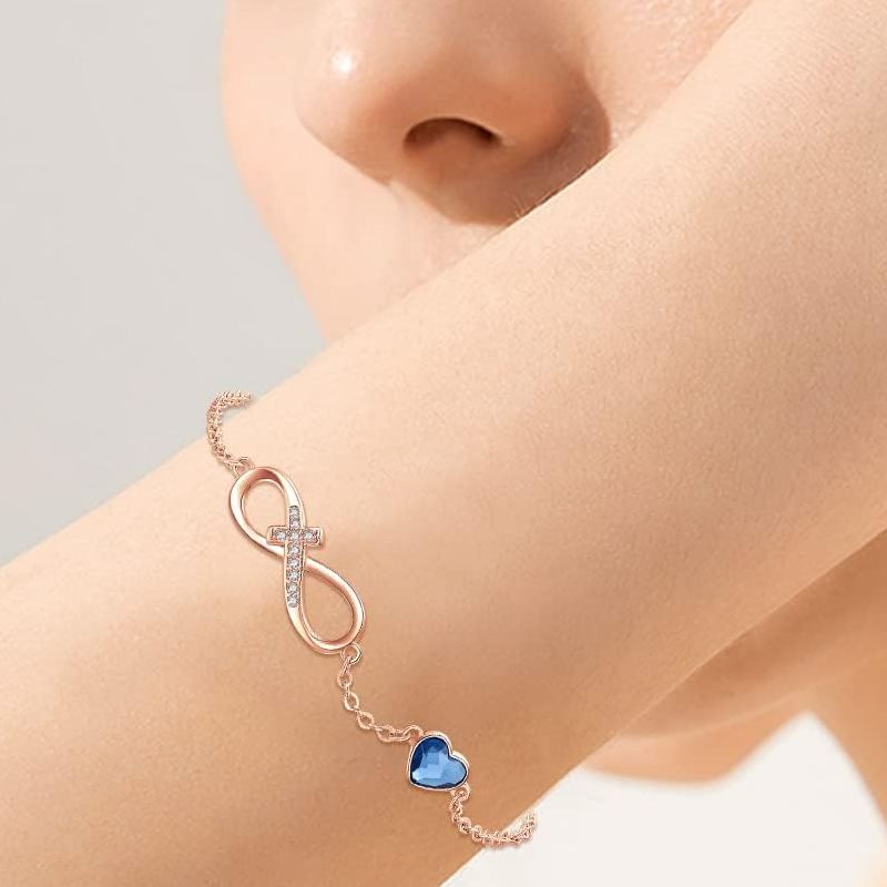 Pulsera con dije de cruz, corazón y símbolo de infinito de oro rosa de 18 quilates con moissanita-2