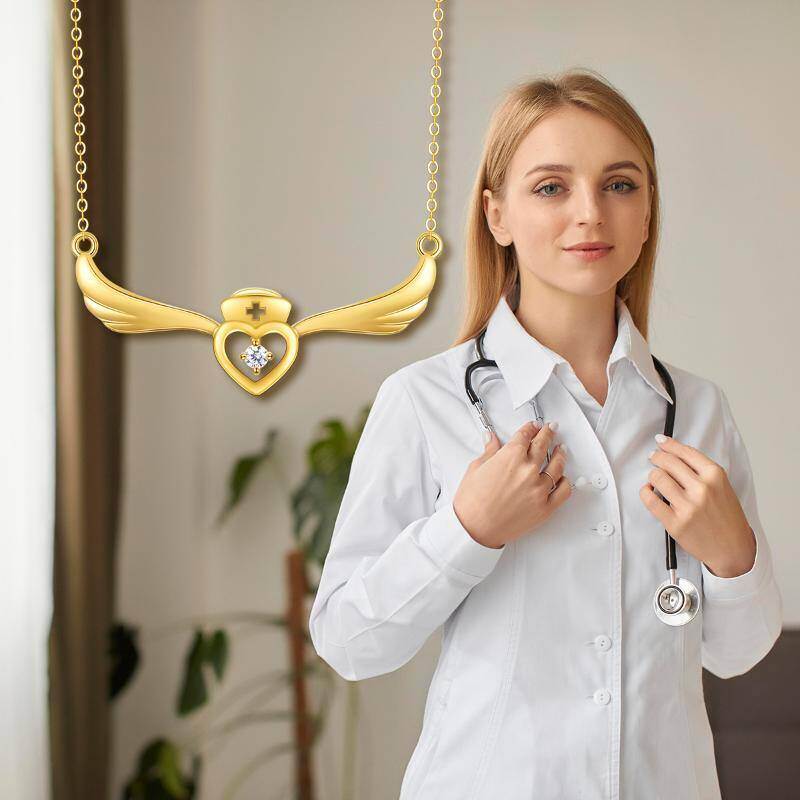 Collar con colgante de ala de ángel y corazón de circonita cúbica en oro de 18 quilates-6