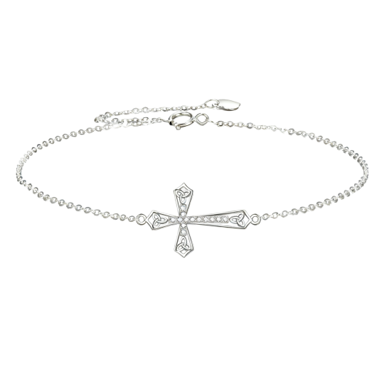Pulsera con dije de nudo celta y cruz, oro blanco de 18 quilates y circonitas cúbicas.