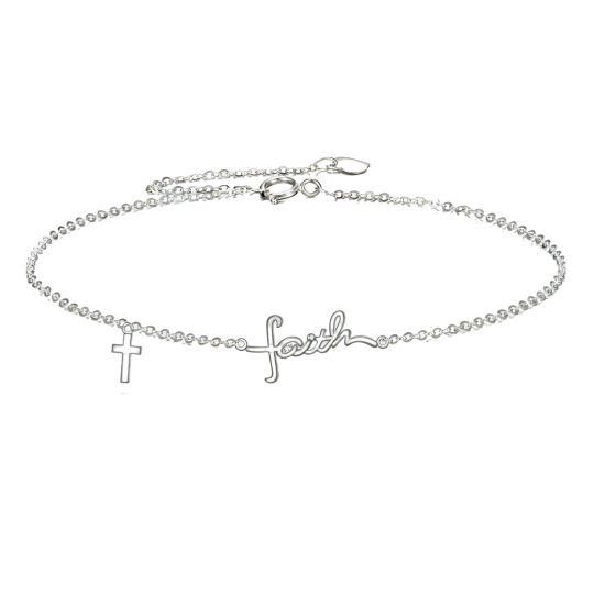 Armband met kruisje van 10 karaats witgoud, bezet met kubische zirkonia en voorzien van een gegraveerd woord.