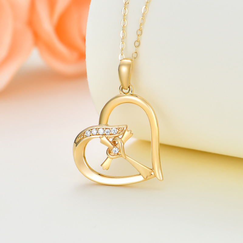 Collar con colgante de cruz y doble corazón de circonita cúbica en oro de 14 quilates-3