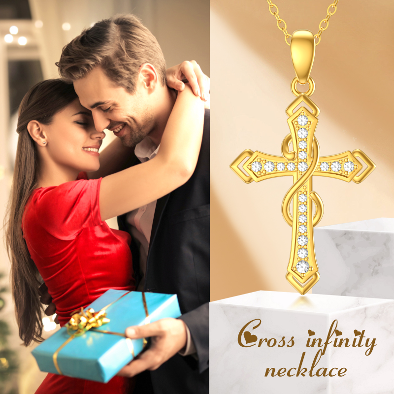 Descubre nuestro impresionante collar colgante de oro de 14 quilates, elegantemente diseñado con un hermoso símbolo del infinito entrelazado con una delicada cruz, perfectamente elaborado para la mujer moderna que valora tanto el estilo como el significado. Esta pieza exquisita cuenta con deslumbrantes detalles de circonita cúbica que captan la luz de manera magnífica, convirtiéndola en un accesorio ideal para cualquier ocasión, desde salidas informales hasta eventos formales, al tiempo que destaca tu singular sentido del estilo en un lujoso oro rosa.-6
