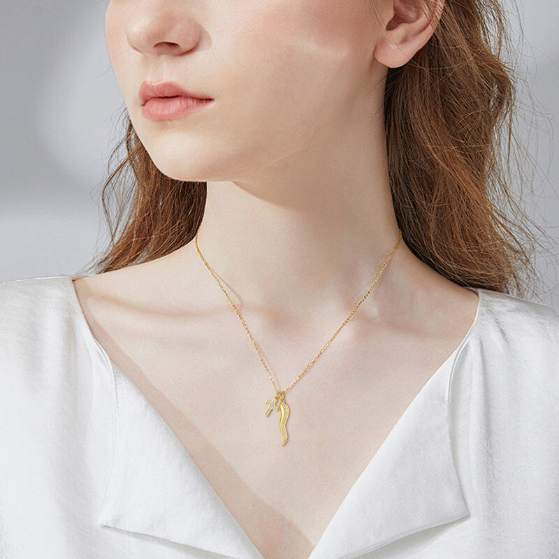 Collar con colgante de cruz y cuerno italiano en oro rosa de 10 quilates con circonitas cúbicas-2