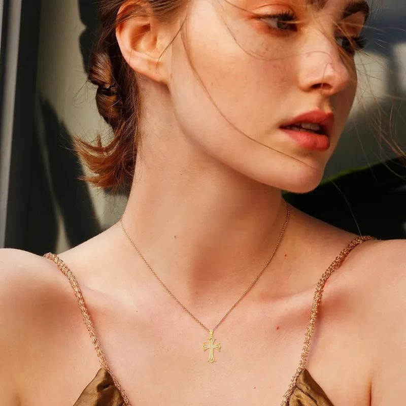 Collier pendentif croix en or 14 carats et zirconiums cubiques-2