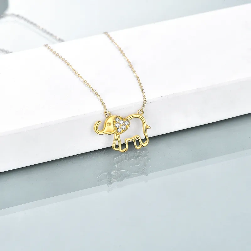 Collar con colgante de elefante y corazón de circonita cúbica en oro de 10 quilates-3