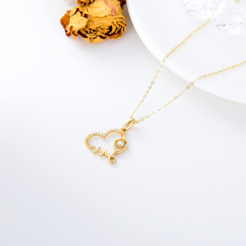 Collar con colgante de corazón y estetoscopio de circonita cúbica en oro rosa de 18 quilates-4