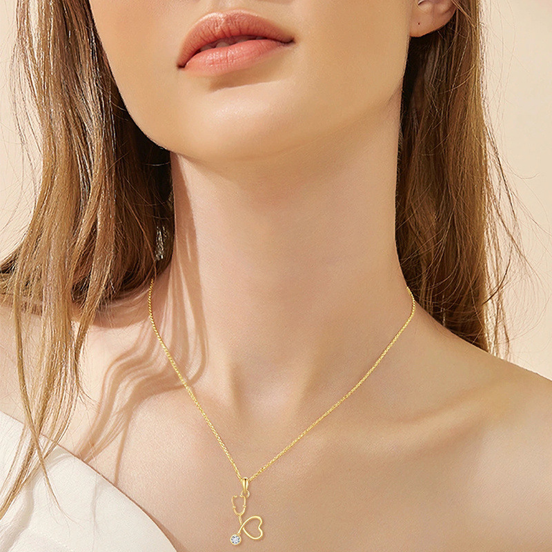 Collar con colgante de corazón y estetoscopio de circonita cúbica en oro de 14 quilates-2