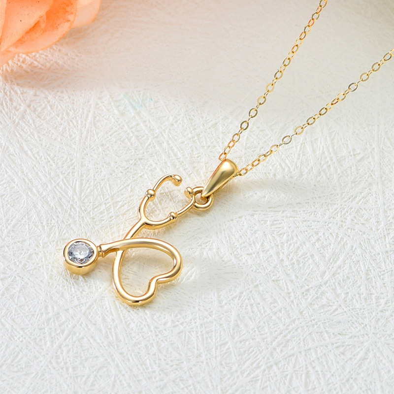 Collar con colgante de corazón y estetoscopio de circonita cúbica en oro de 14 quilates-3