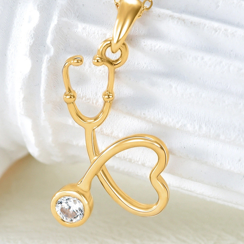 Collar con colgante de corazón y estetoscopio de circonita cúbica en oro de 14 quilates-4