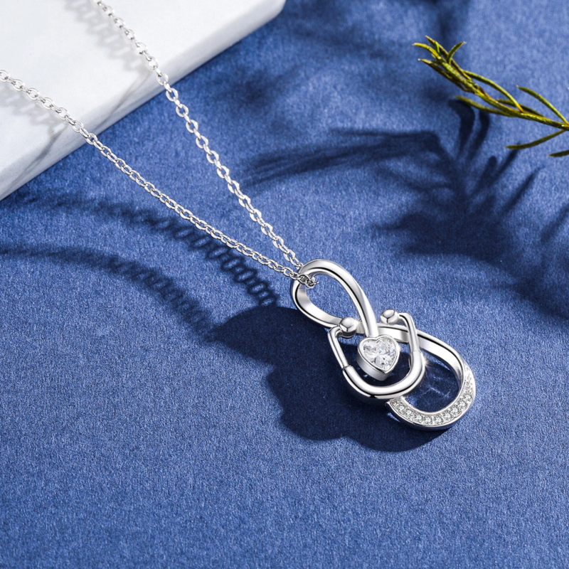 Collar con colgante de corazón y estetoscopio de circonita cúbica en oro blanco de 14 quilates-3
