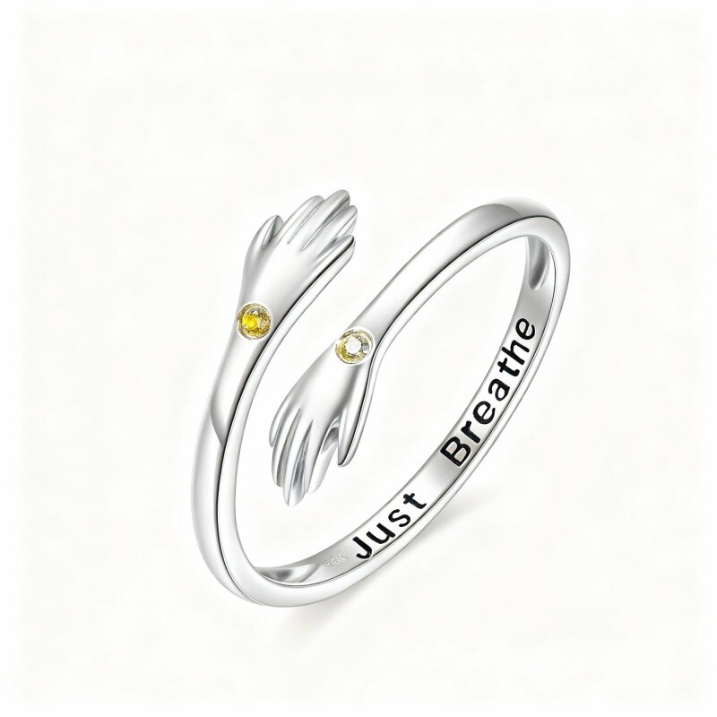 Anillo abierto Hug de oro blanco de 10 quilates con circonita cúbica y palabra grabada-5