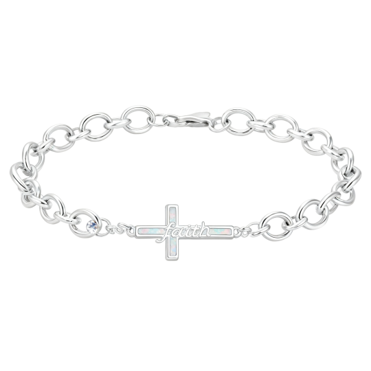Armband met kruisbedel van 10 karaats witgoud, bezet met kubische zirkonia en opaal, en voorzien van een gegraveerd woord.