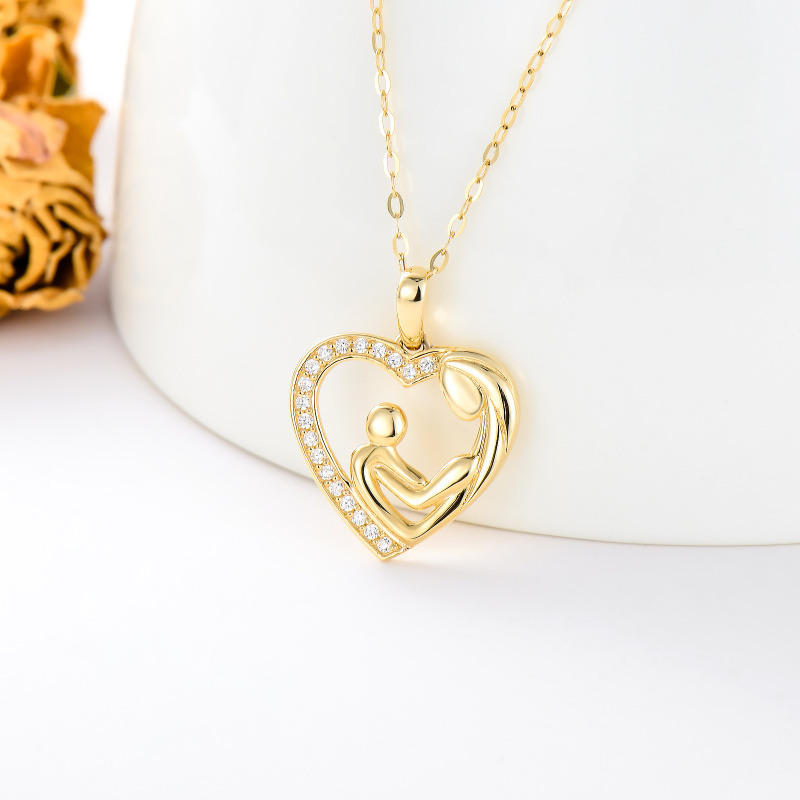 Collier pendentif cœur en or 14 carats et zircon cubique représentant une maman tenant son bébé-3