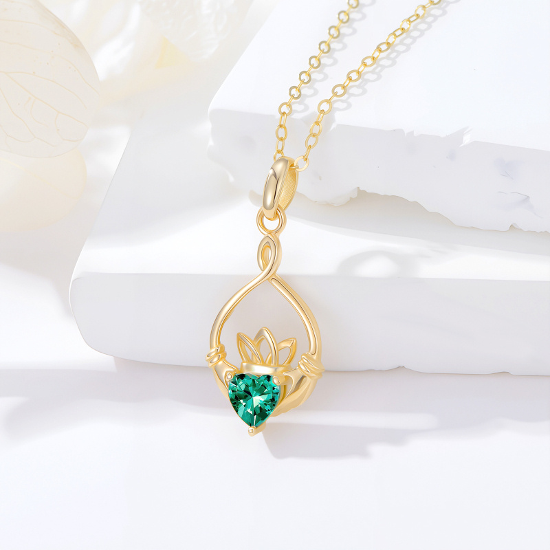 Collar con colgante Claddagh personalizado de piedra natal y circonita cúbica en oro de 14 quilates-3