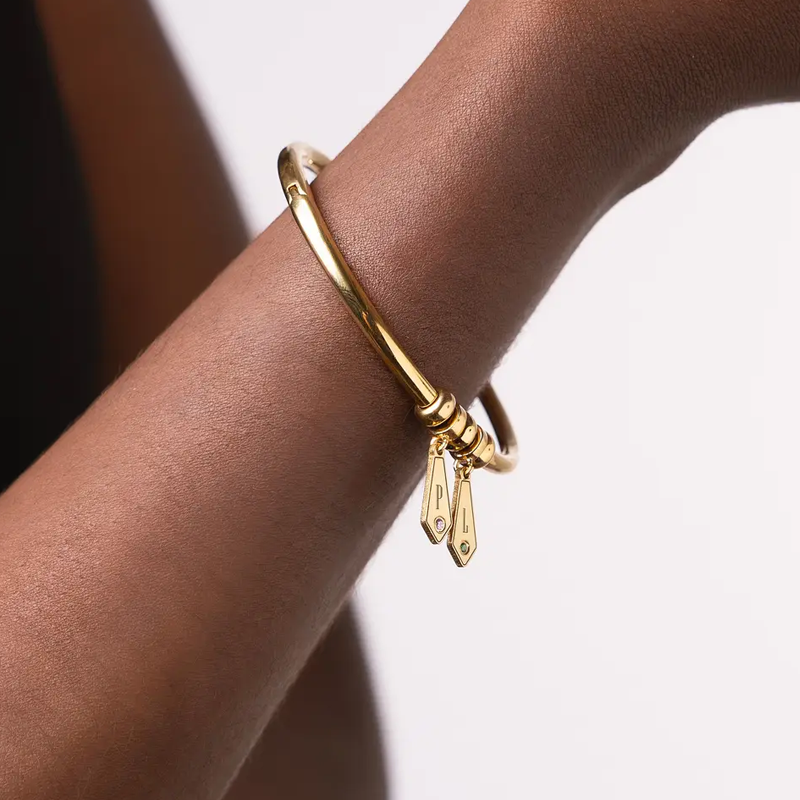 Pulsera personalizada redonda con inicial y piedra natal en oro de 18 quilates para mujer-2
