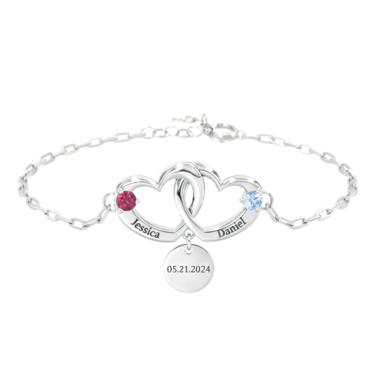 Pulsera de oro blanco de 10 quilates con circonita cúbica, grabado personalizado y dije de corazón.