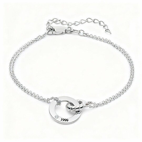 Pulsera de oro blanco de 10 quilates con circonitas cúbicas, grabado personalizado, cierre y dije redondo.