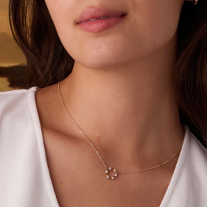 Collar con colgante redondo de circonita cúbica en oro blanco de 10 quilates-2
