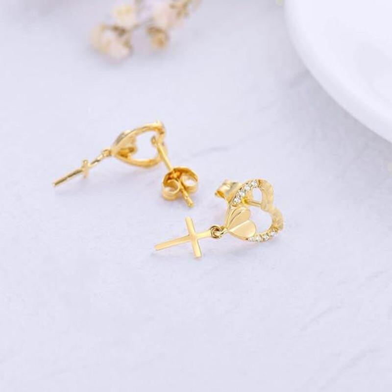 Orecchini a bottone a forma di cuore in oro 10 carati con diamanti e moissanite-3