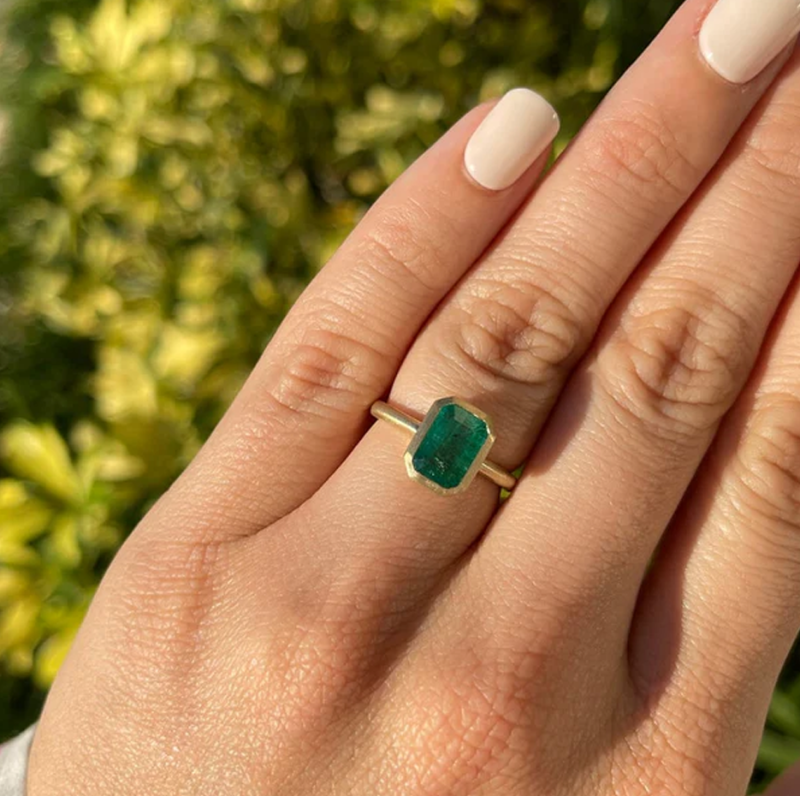 Anillo de compromiso solitario de oro blanco de 18 quilates con esmeralda cultivada en laboratorio de talla esmeralda y engaste biselado.-2