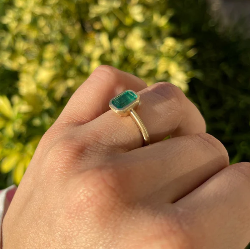 Anillo de compromiso solitario de oro blanco de 18 quilates con esmeralda cultivada en laboratorio de talla esmeralda y engaste biselado.-3