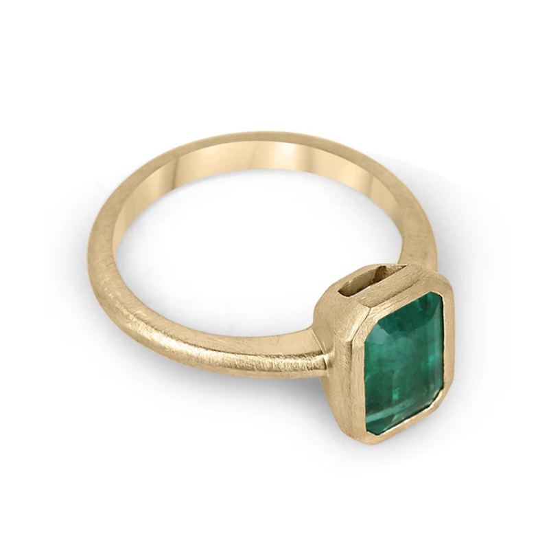 Anillo de compromiso solitario de oro blanco de 18 quilates con esmeralda cultivada en laboratorio de talla esmeralda y engaste biselado.-4
