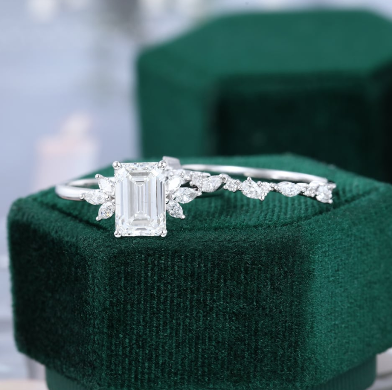 Juego Nupcial de Pareja de Oro Blanco de 10K con Piedra Central de Moissanita Cortada en Esmeralda-3