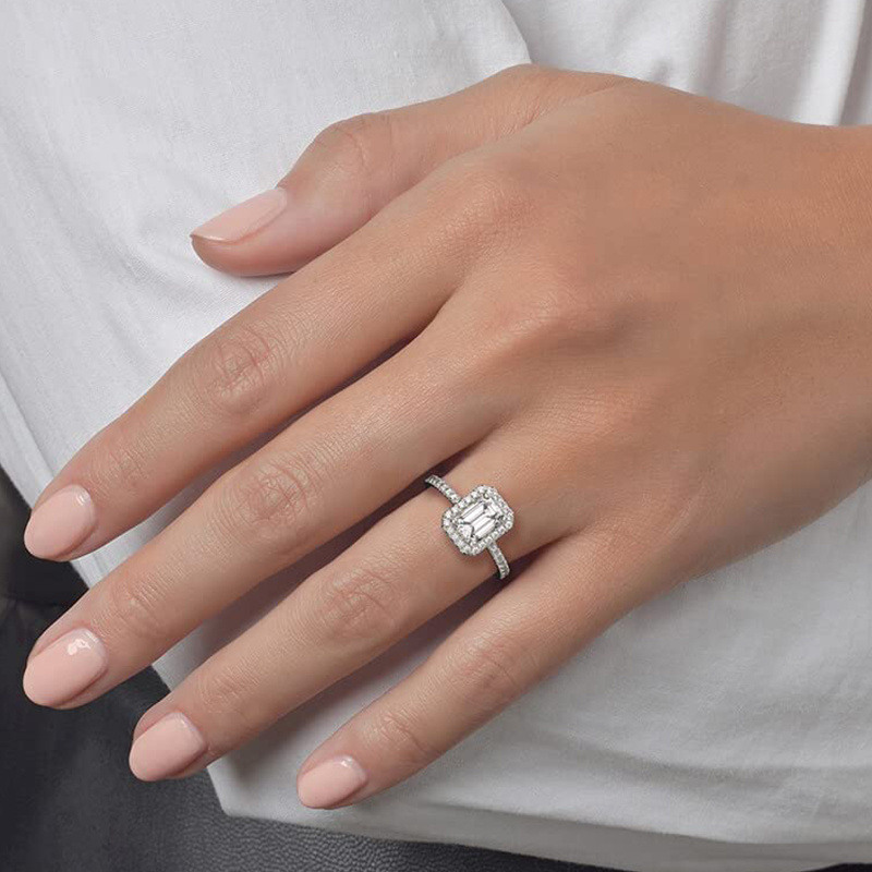 Anillo de compromiso con moissanita talla esmeralda de oro de 10 quilates con grabado personalizado-2