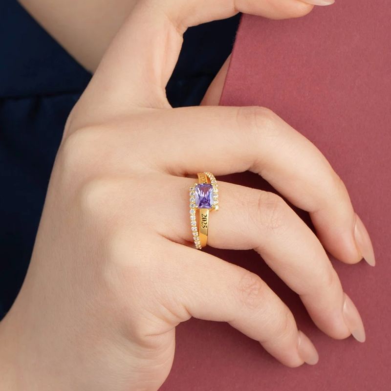 18-karätiger Weißgoldring mit personalisiertem Geburtsstein im Smaragdschliff, personalisiertem Namen und personalisierter Gravur-2