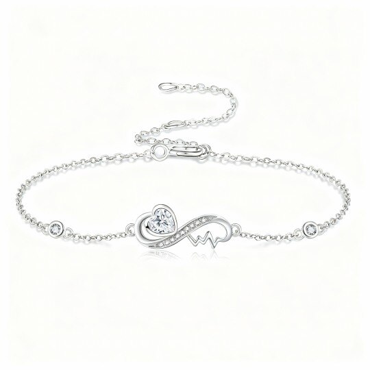 Pulseira em ouro branco 10K com pendente de coração em zircónia cúbica lapidada.