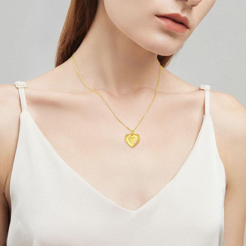 Collar con medallón de oro de 18 quilates en forma de corazón con foto personalizada y palabra grabada-2