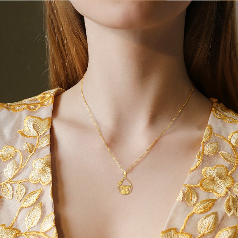 Collar con colgante de vaca de las Highlands y forma de gota en oro de 18 quilates-2