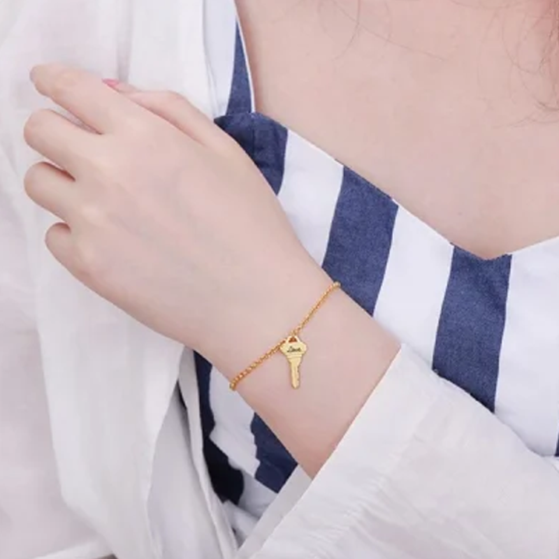 Bracelet à breloque clé en or 14 carats avec mot gravé-3
