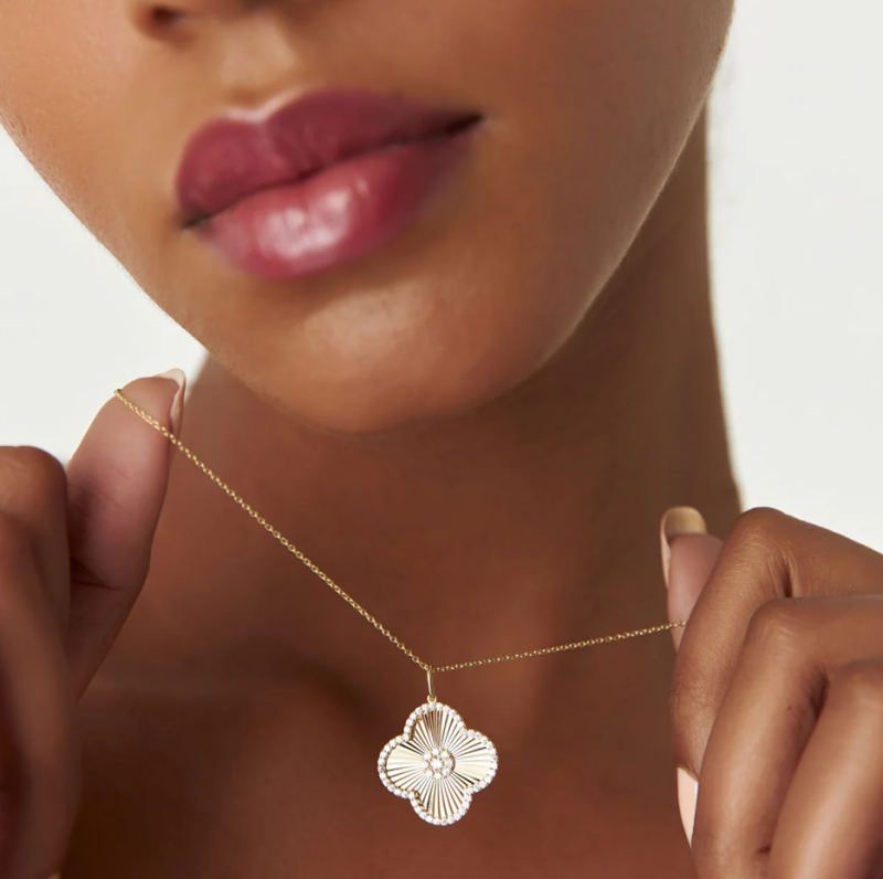 Collar con colgante de trébol de cuatro hojas con diamante texturizado en oro de 14 quilates-2