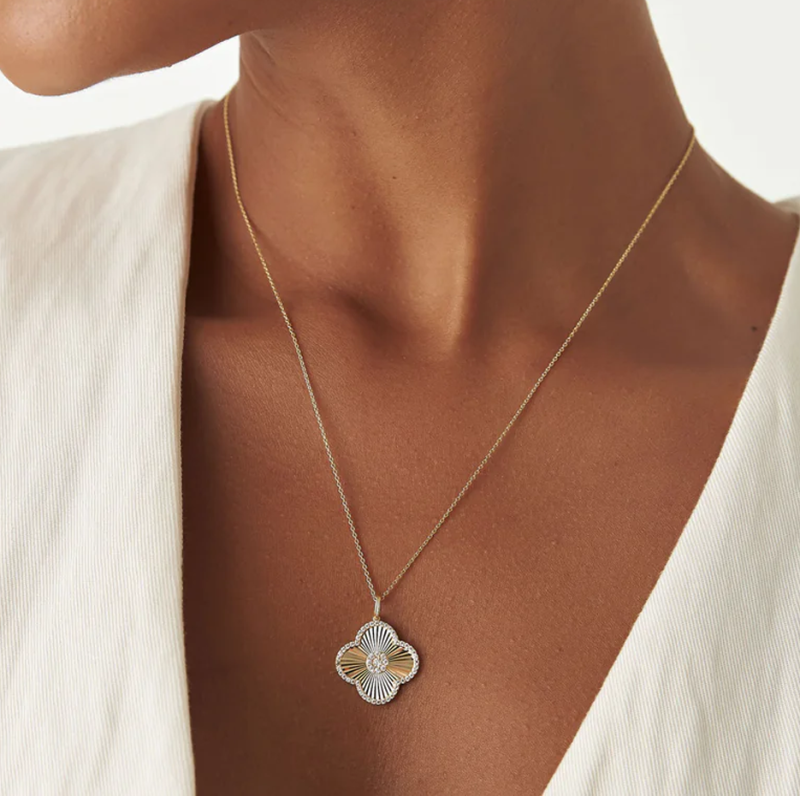 Collar con colgante de trébol de cuatro hojas con diamante texturizado en oro de 14 quilates-3