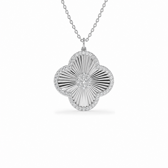 Collana con ciondolo a forma di quadrifoglio in oro bianco 10 carati e diamanti creati in laboratorio