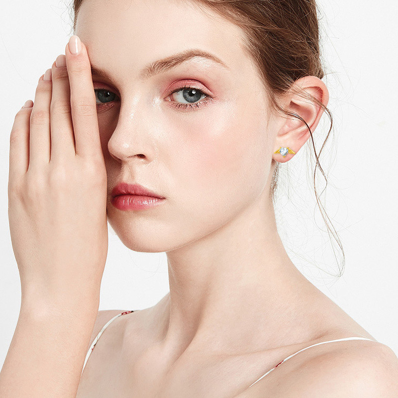 Boucles d'oreilles puces en or 10 carats et moissanite en forme d'ailes d'ange-2