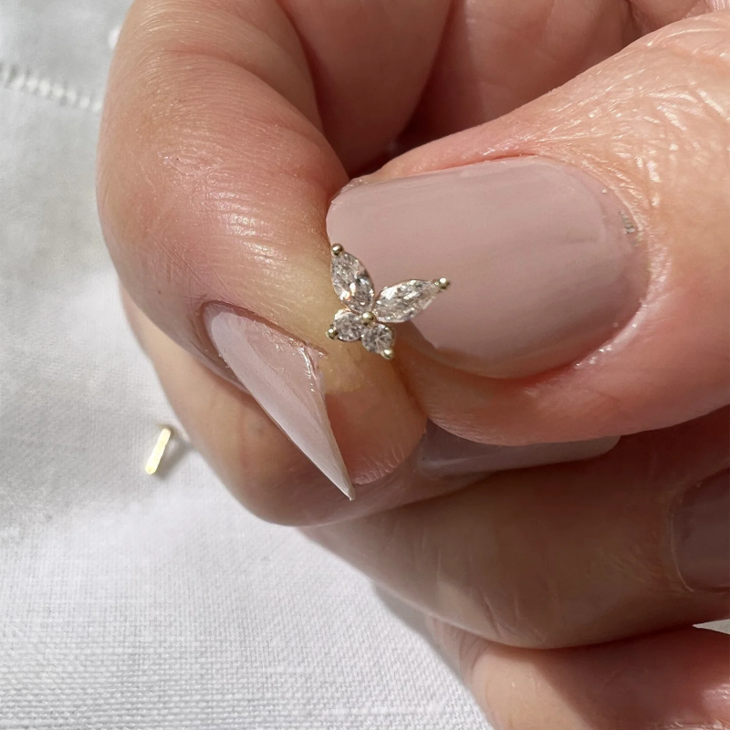 Piercing de hélice de mariposa con moissanita en oro blanco de 10 quilates-2
